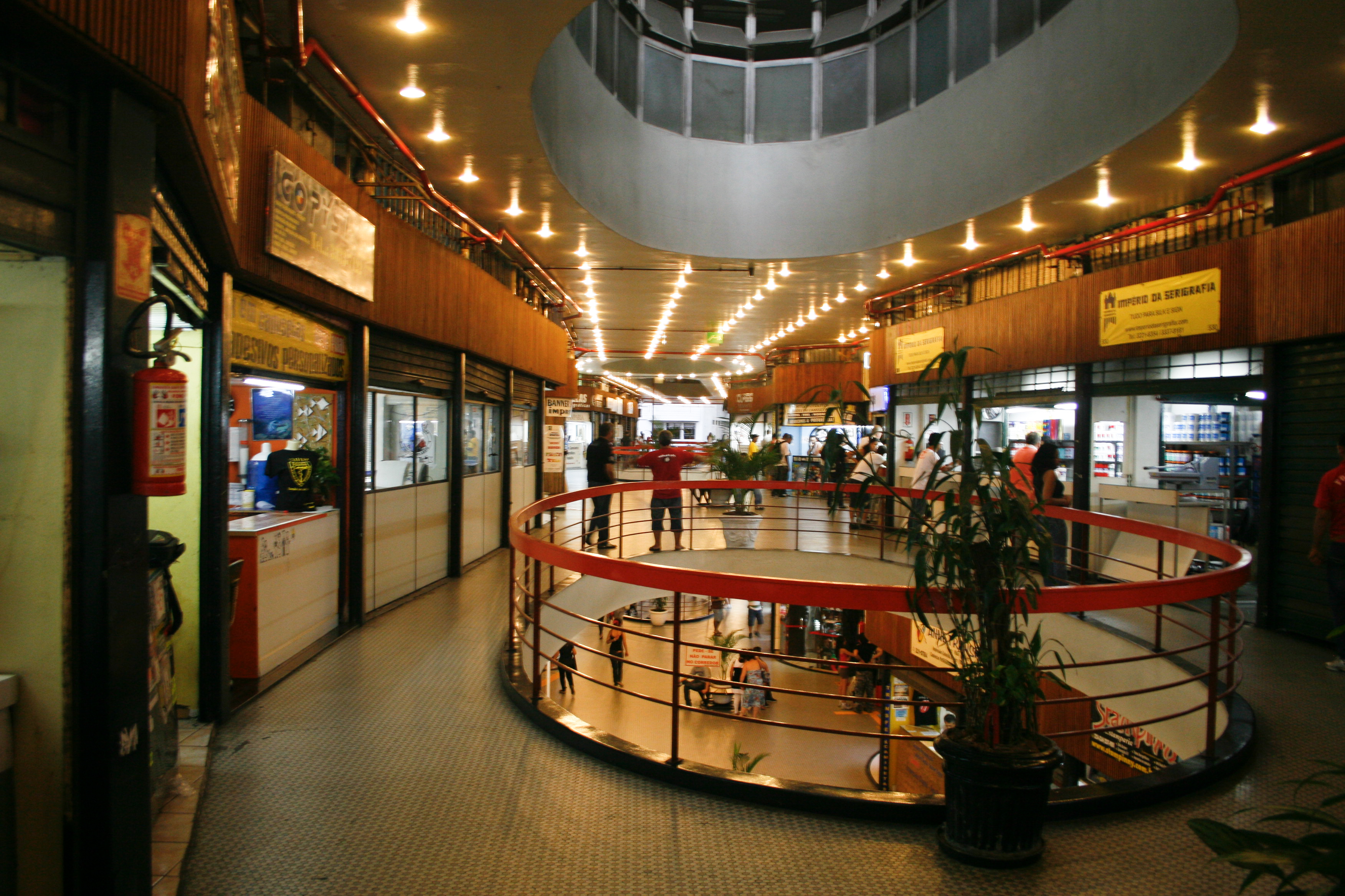 Shopping Center Grandes Galerias (Galeria do Rock) - Arte Fora do Museu