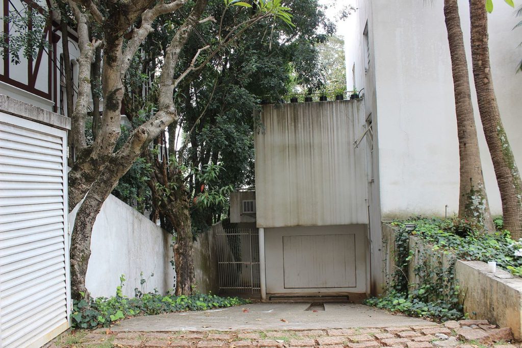 Entrada lateral (para carros) da Casa Modernista da Rua Bahia
