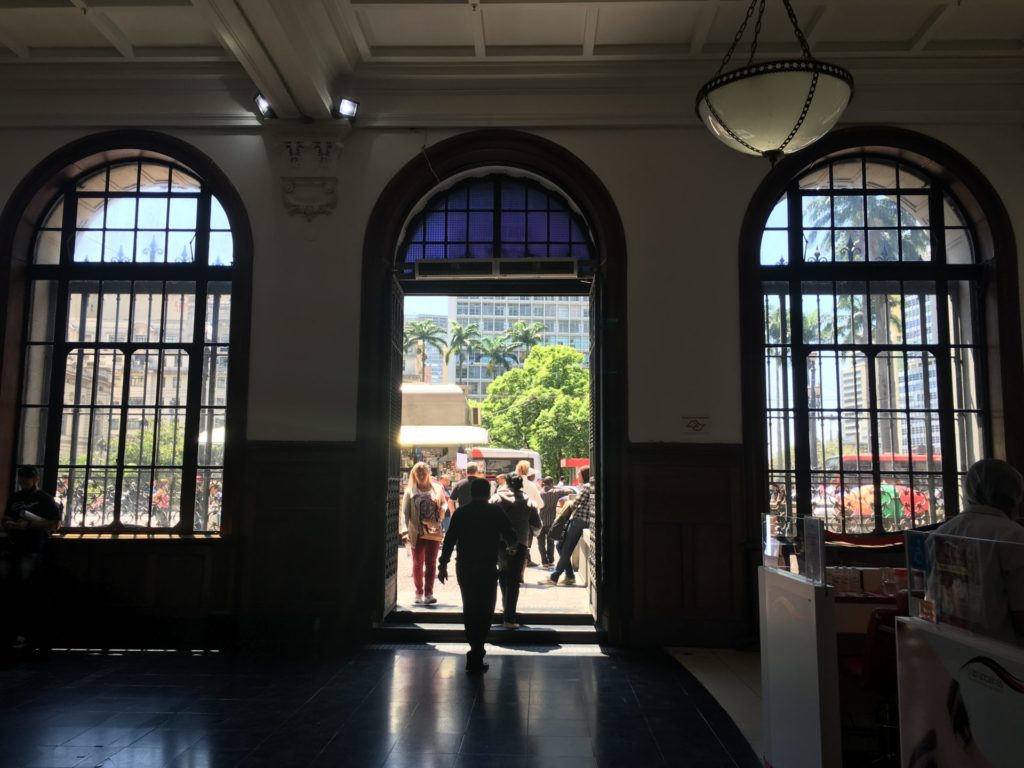 portas ovaladas do edifício Alexandre Mackenzie