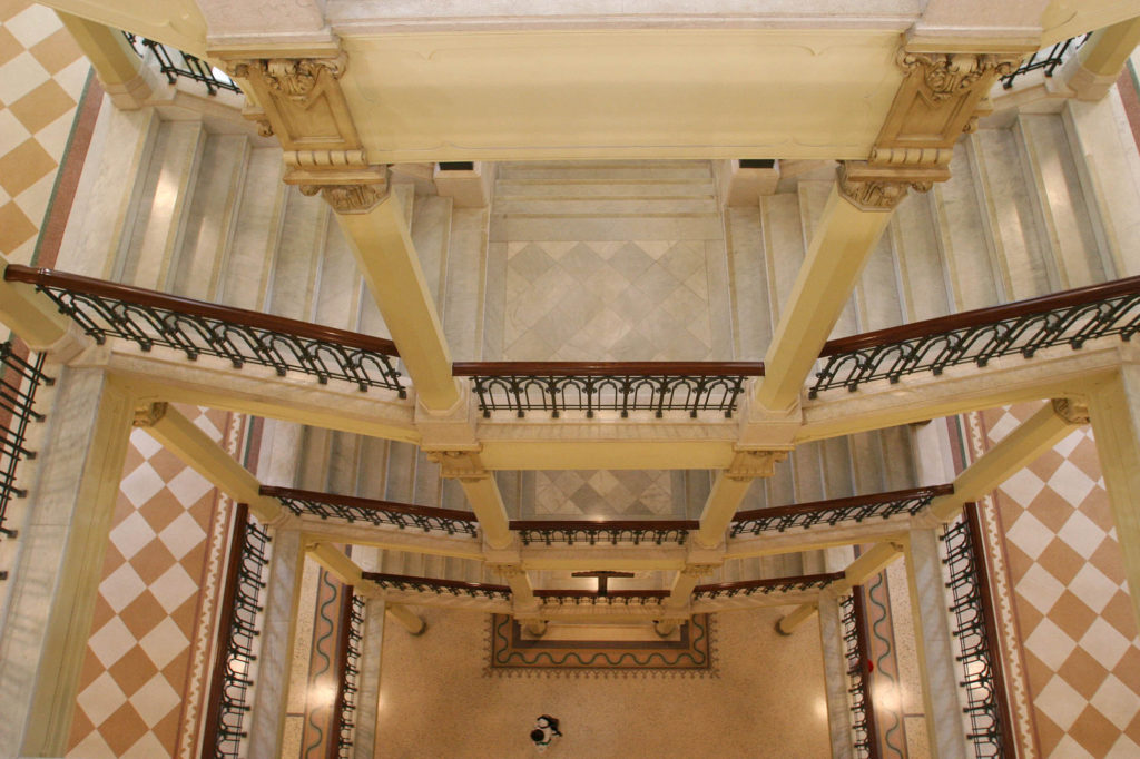 Foto da escadaria da Faculdade de Medicina – USP