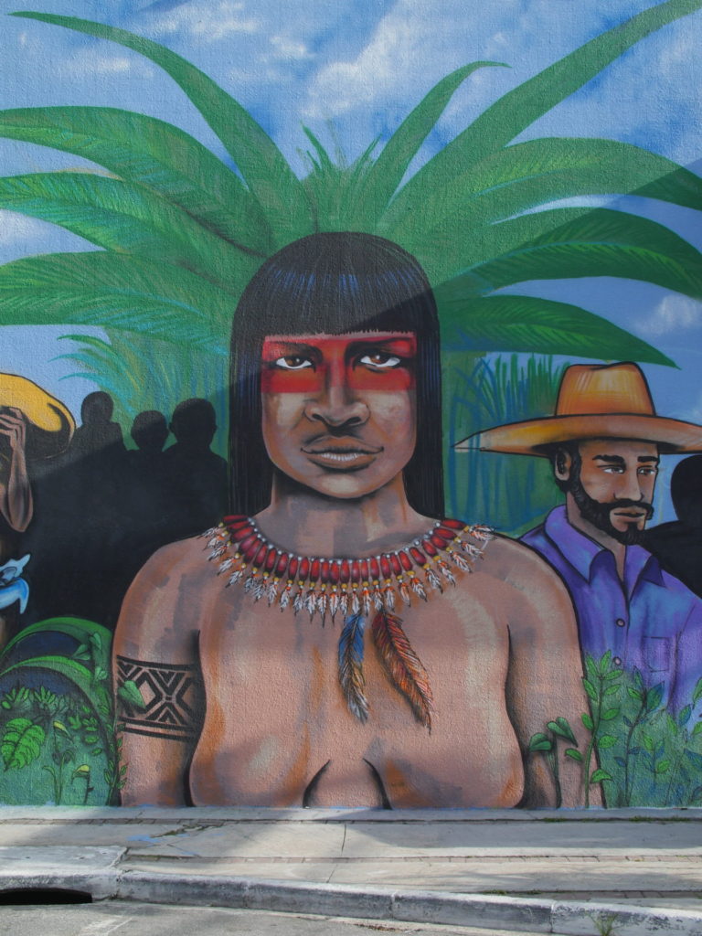 mural retrata o grito do Ipiranga. Nele está retratada a figura de uma indígena de frente e os colonizadores atrás